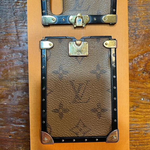 LOUIS VUITTON EYE TRUNK MONOGRAM REVERSE W/ STRAP IPHONE X/XS. - Picture 6 of 16
